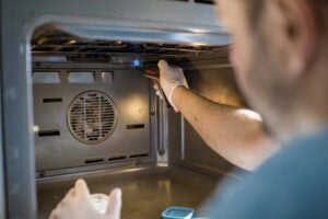 Cleaning the oven - Oven cleaning business